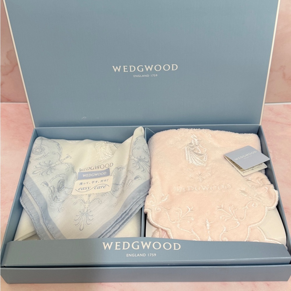 Wedgwood Blue Towel/lightblue handkerchief